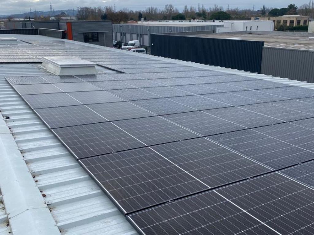 Installation de Panneaux Photovoltaïques pour un Local Professionnel